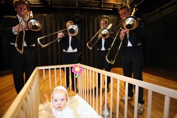 \"repetitie van een muziekstuk dat wordt uitgevoerd
rond een levende baby in een wieg._Nederlands blaaskwartet._\"