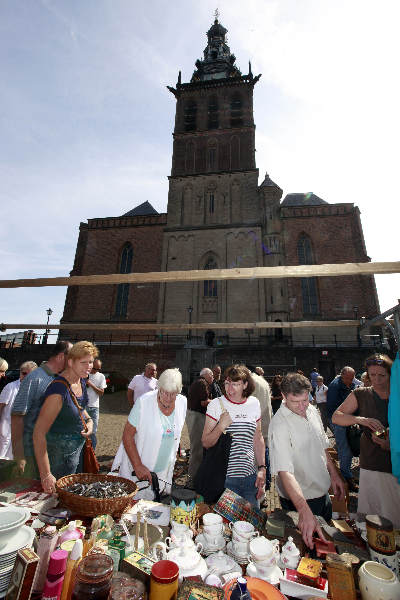 \"De \"Luuzemert\", ofwel Luizenmarkt, een rommelmarkt rond de st.Stvenstoren in Nijmegen op maandagmorgen\"