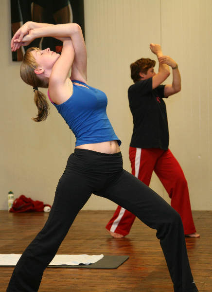 "Body Balance-les in sportschool Total Spirit, Groesbeek
Dames krijgen yoga-achtige les"