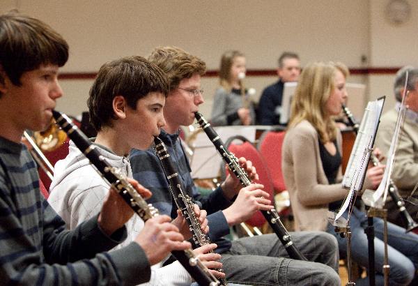 \"Nijmegen, 5-1-2010 . repetitie van Harmonie Tarcisius uit Brakkenstein, gebouw Roomsch Leven. veel jongelui spelen in het orkest mee\"