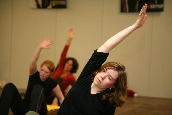 "Body Balance-les in sportschool Total Spirit, Groesbeek
Dames krijgen yoga-achtige les"