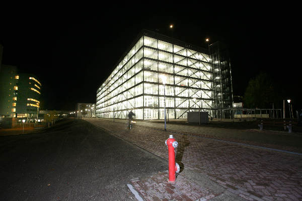 "Nieuwe parkeergarage bij nachte bij Radboud. Lichtbaken"