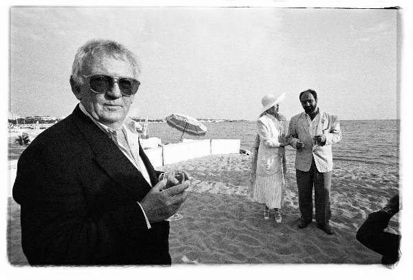 \"89088
1989:Cannes, Filmfestival, Hugo Claus en Sylvia Kristel met haar vriendje van de dag\"