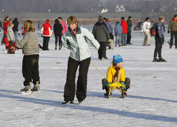 \"Schaatsen op de oude Waal in de Ooij\"