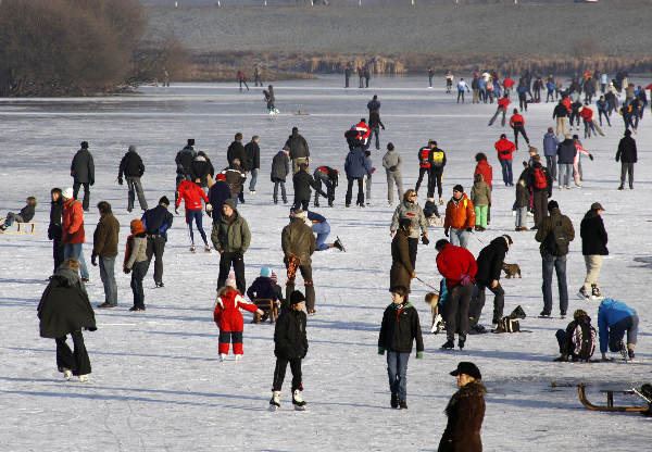 \"Schaatsen op de oude Waal in de Ooij\"