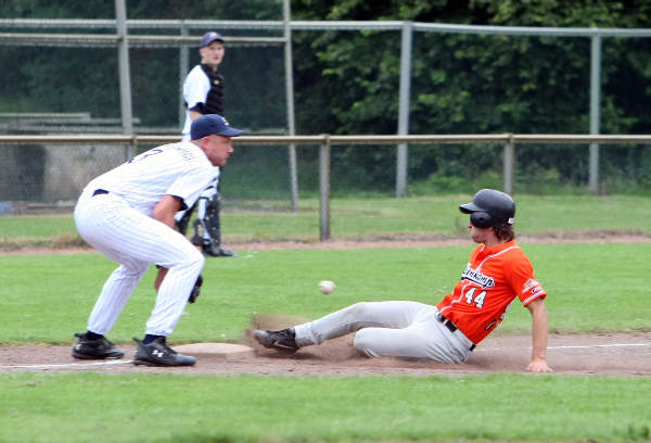 \"honkbal De Hazenkamp-Schiedam: (misschien een keer wat anders dan het geeikte plaatje van slagman, en catcher). winst bij alle foto\'s\"