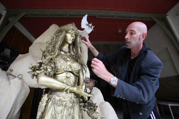 \"Rudi Notschaele heeft voor de grap van het jaargezorgd bij Living Statues in Arnhem. Hij is er niet zelf als beeld gaanstaan, maar heeft een pop neergezet._\"