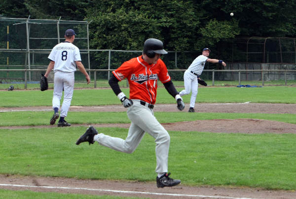 \"honkbal De Hazenkamp-Schiedam: (misschien een keer wat anders dan het geeikte plaatje van slagman, en catcher). winst bij alle foto\'s\"