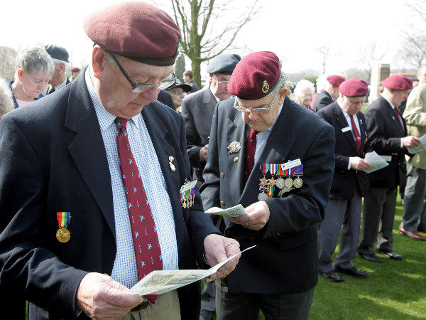 \"Groesbeek, 24-03-2005, Herdenking WO2 op Canadese begraafplaats met (nog) veteranen
foto: Gerard Verschooten ? FC\"