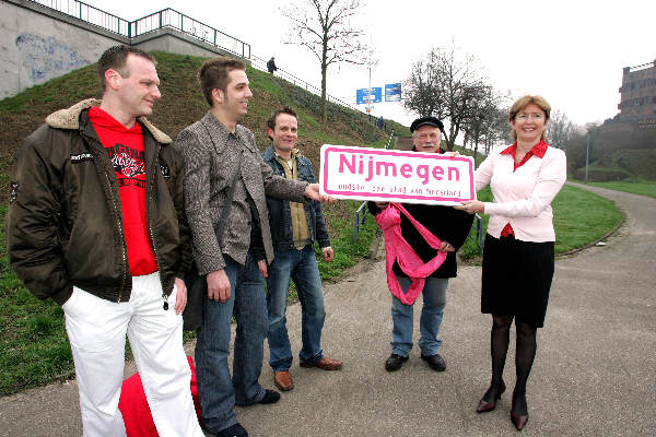 \"Nijmegen, 30-03-2005.GUUSEJ TER HORST ONTHULD ROZE PLAATSNAAMBORDRed. Rijk van Nijmegenfoto: Gerard Verschooten ?  30-03-2005\"