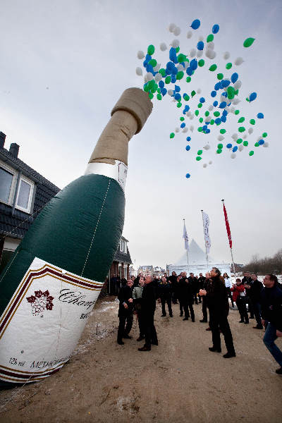 \"Wijchen, Huurlingsedam, eerste bewoner krijgt eerste sleutel van het woningbouwprojekt, nieuwbouw. Met directeur Walter Hamels van Talis, wethouder Piet de bruijn, Jansen bouwontwikkeling e.a.\"