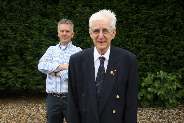 \\\"veteraan D de Smet (85) als MP military police met de engelsen en de canadezen bij de bevrijding bij Groesbeek gedropt. samen met zijn schoonzoon Kees Raymond. \\\"