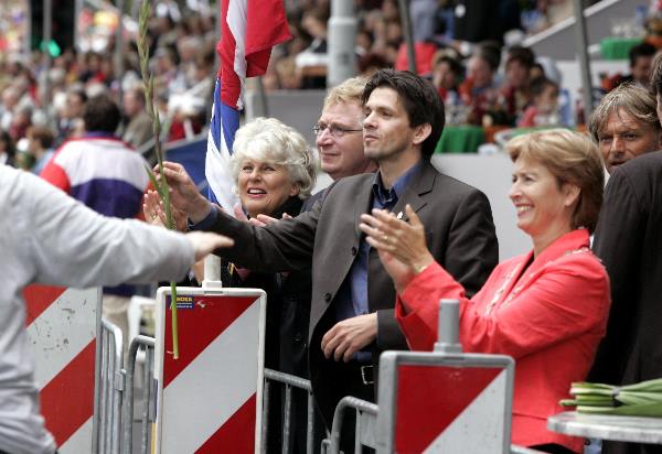 \"Intocht Vierdaagse 22-07-2005, Vereeniging, Keizer Karel podia, Scaldia, Peys, Frequin, minister, Frits Spits
foto: Gerard Verschooten ? FC\"