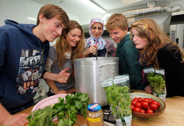 \"leerlingen Montessri en leerlingen uit Litouwen krijgen kookworkshop  van alllochtone vrouw, Pand Wereldvrouwen, Smetiusstraat\"