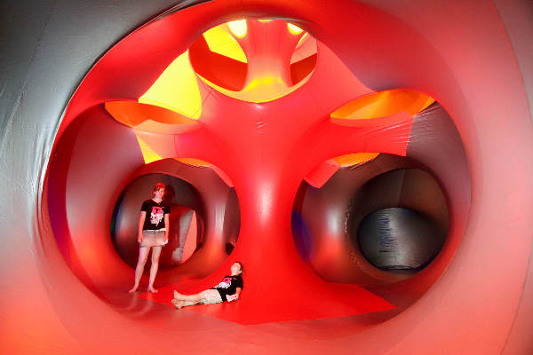 \"Vierdaagsefeesten 2006, Ixilum Luminarium, Waalstrand, Valkhofaffaire Habana wandelen door een luchtkasteel
_\"