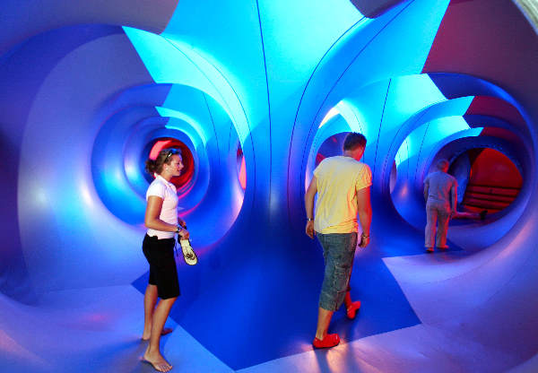 \"Vierdaagsefeesten 2006, Ixilum Luminarium, Waalstrand, Valkhofaffaire Habana wandelen door een luchtkasteel
_\"