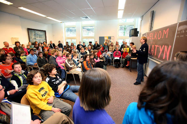 "open dag stedelijk gym, grote drukte bij proefles Latijn, Iedereen wil latijn leren ivm Harry Potter"