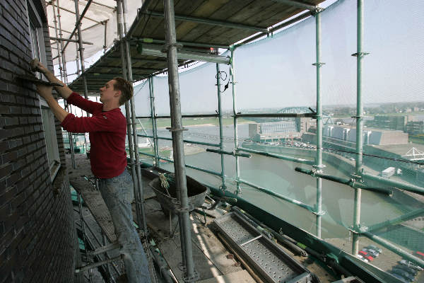 \"Nijmegen, 08-04-2005
Uitzicht vanaf Waelhave gebouw Voorstadslaan met bouwlift en voeger
foto: Gerard Verschooten ? FC\"