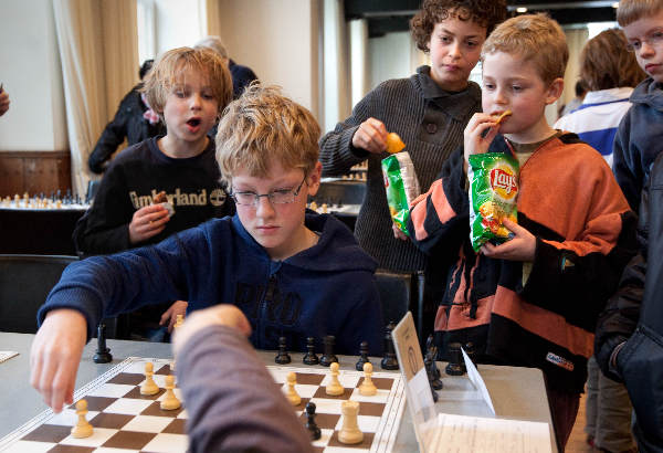 \"Wijchens Kasteel, kasteellaan in Wijchen, schoolschaaktoernooi, Bij een goed potje schaak horen chips\"