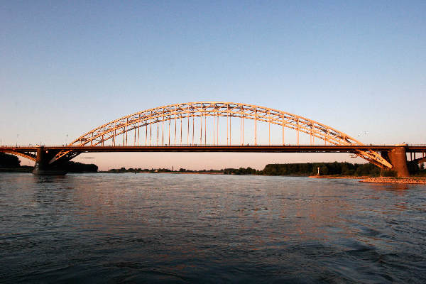 \"Waalbrug\"