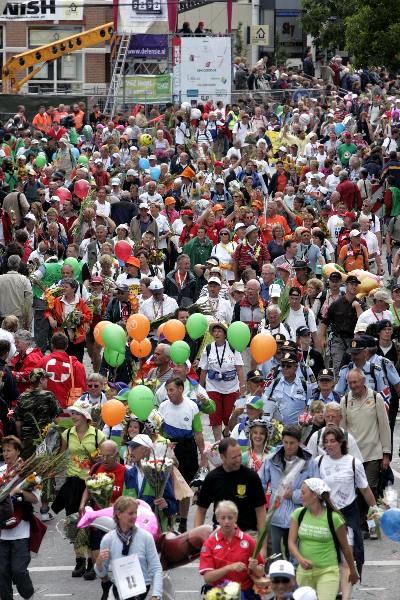 \"Intocht Vierdaagse 22 juli 2005, Scaldia podium, Keizer Karel podia
foto: Gerard Verschooten ? FC\"