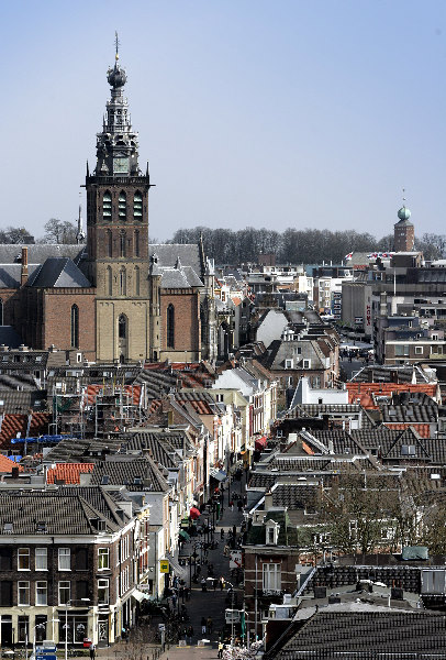 \"Nijmegen, 04-04-2005.
Hezelstraat vanaf Waelhave en st. Stevenskerktoren
foto: Gerard Verschooten ? FC\"