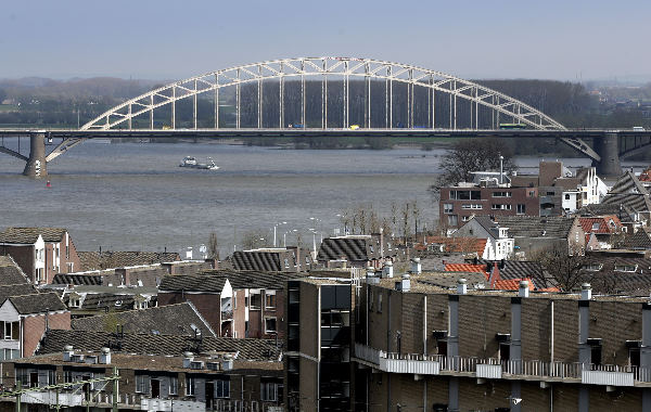 \"Nijmegen, 04-04-2005.
Waalbrug vanaf Waelhave
foto: Gerard Verschooten ? FC\"