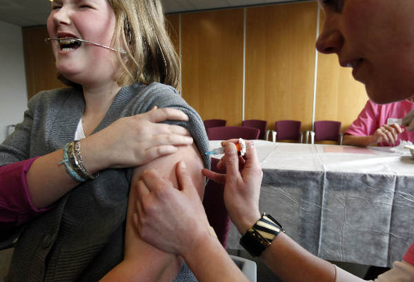 \"Meisjes krijgen inenting tegen baarmoederhalskanker door de GGD te Malden\"