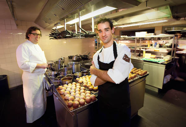 \"Davy Kersten, leerlingkok die zich gekwalificeerd heeft voor het NK ,  in restaurant de Schat met chef Jurgen\"