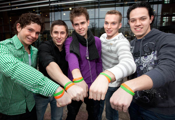 \"Nijmegen, 21-1-2010 . HAN Kapittelweg, jongens  hebben armbandje voor aids-fonds hebben ontwikkeld\"