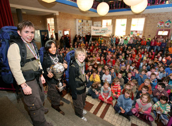 \"Kinderen van een basisschool in Elst krijgen een beker omdat ze de Energy-zap-survival wedstrijd gewonnen hebben\"
