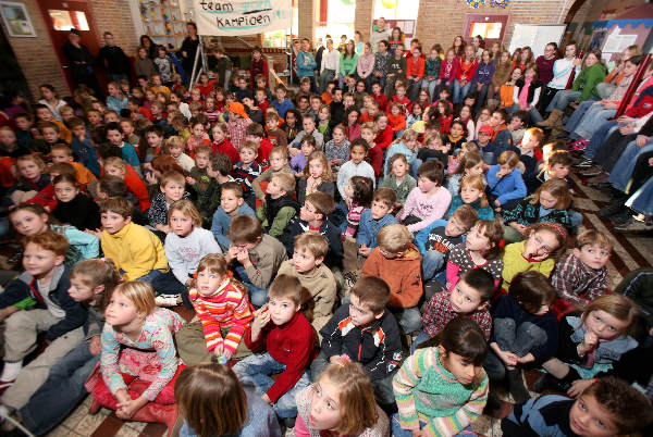\"Kinderen basisschool Elst krijgen beker omdat ze de Energy-zap-survival wedstrijd gewonnen hebben
foto: Gerard Verschooten ? FC\"