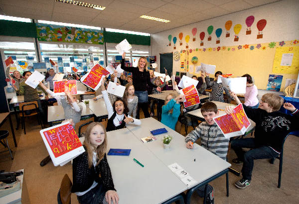 \"Nijmegen, 21-1-2010 . Prins Clausschool Weezenhof kinderen schrijven dictee, iedere voldoende is euro voor Haiti\"