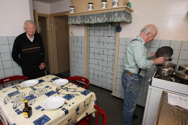 "Wim, Paul en Piet Steeg, 3 bejaarde broers die nog altijd in het ouderlijk huis wonen
 ,Talis"