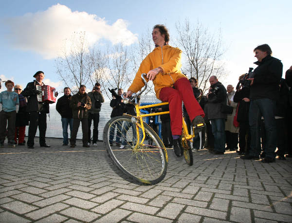 "Opening Bikedispenser met fietsen bij station Schuytgraaf en Lent door o.a vd Meer"