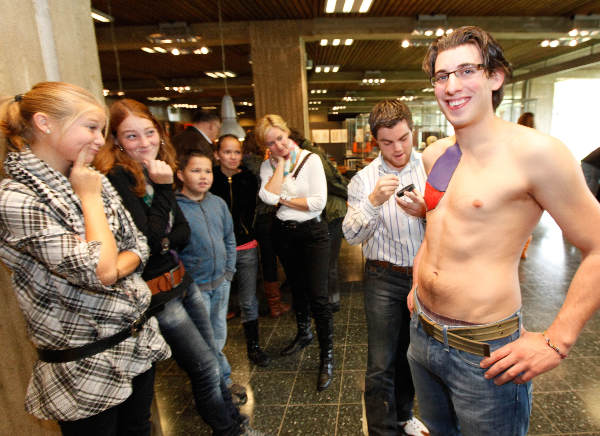 \"Nijmegen, 24-10-2009 . Studenten geneeskunde tekenen ingewanden op elkaars lijf om te leren waar deze zich bevinden. demonstratie bodypaint in museum voor anatomie bij Radboud universiteit\"