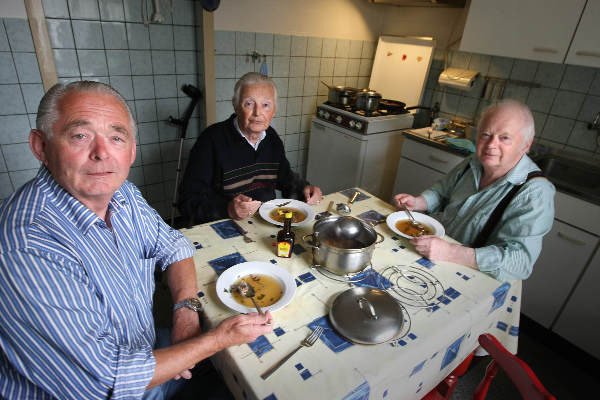 "Wim, Paul en Piet Steeg, 3 bejaarde broers die nog altijd in het ouderlijk huis wonen
 ,Talis"