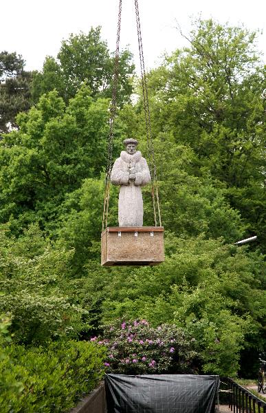 \"terugplaatsen beeld Erasmus  RU Nijmegen in aanwezigheid van de kunstenaar Cortenkaas\"