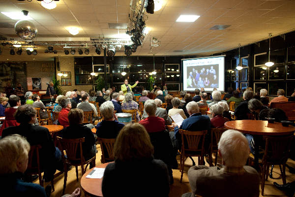 \"Nijmegen, 27-01-2010 . Oost ontmoet oost, bijeenkomst voor bewoners Nijmegen Oost in Canisiuscollege, met rondleiding in st. Stefanuskerk\"