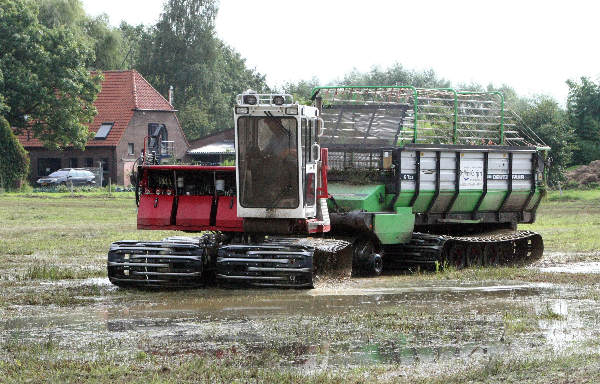 \"moerasmaaimachine in actie in de Bruuk, Groesbeek\"