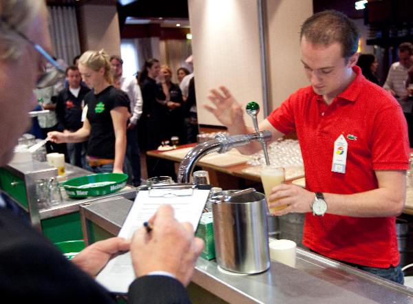 \"strenge jurering bij jaarlijkse biertapwedstrijden Kolping Huis\"