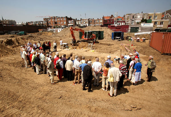 \"samen met archeologen wandeling over
opgravingsterrein Josephhof_\"