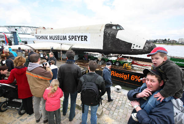 \"Buran, Russische spaceshuttle meert aan Waalkade\"