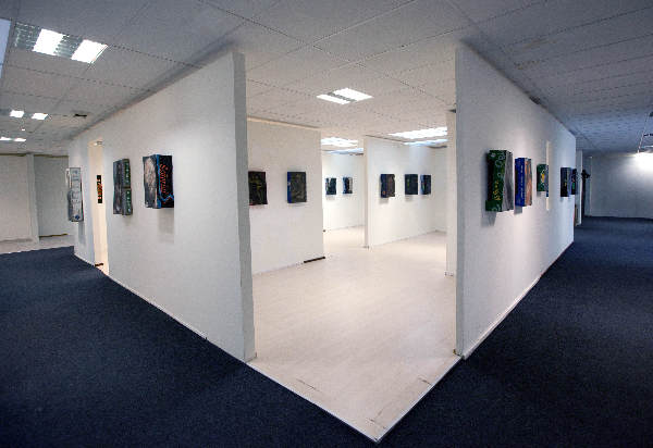 \"Voormalig pand V.d. Stad is nu atelier en expositieruimte . Adde Brouwer exposeert.\"