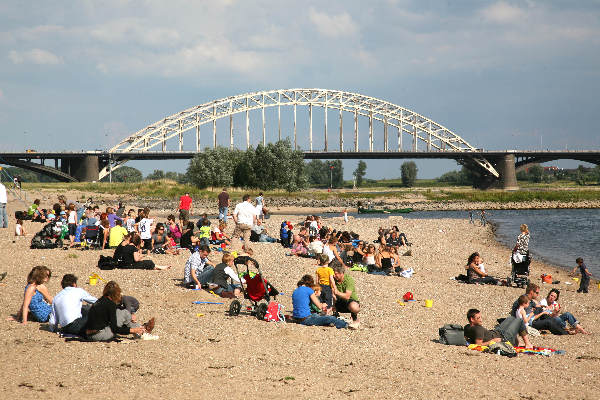 \"Zomerfeesten en Vierdaagse 2008
Strand aan Lentse kant\"