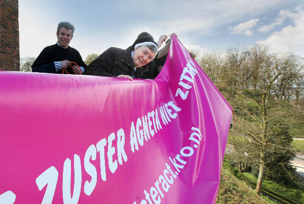 \"Zuster Agneta hangt spandoek op bij Belvedere ivm KRO-programma Sister act\"