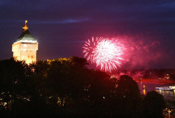 \"Vierdaagsefeesten Nijmegen 2005
Vuurwerk\"