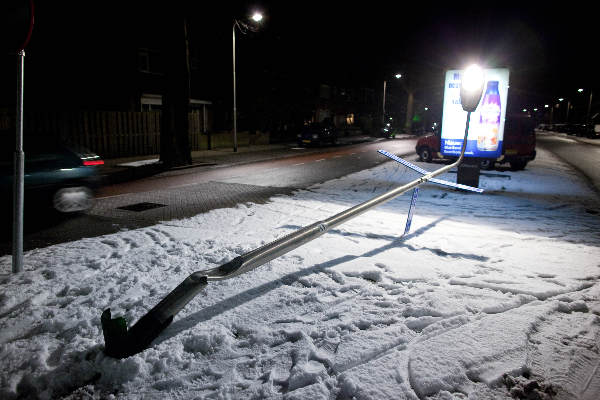 \"Nijmegen, 31-1-2010 . Omgereden lantaarnpaal in de sneeuw op de Muntweg\"