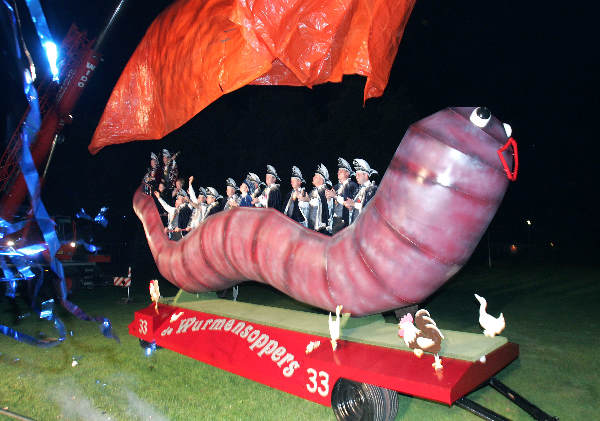 \"de nieuwe prinsenwagen van de Wurmensoppers, met wat carnavalesk gespuis er omheen.\"