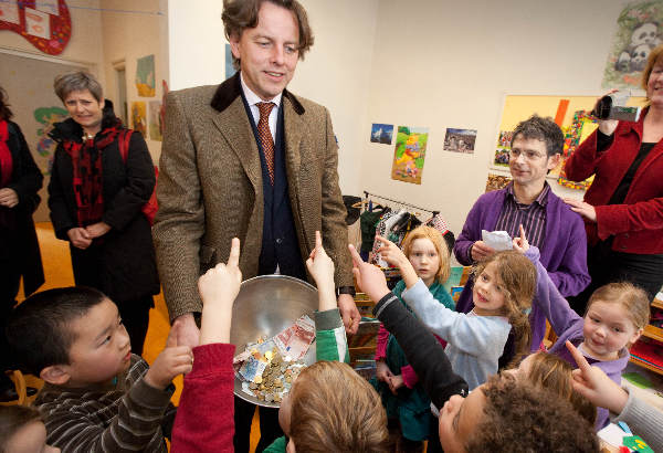 \"Nijmegen, 1-2-2010 . Minister Koenders ontvangt 1900 Euro voor Haiti, bijeengebracht door kinderen van de basisschool  \'de Driemaster\' in Bottendaal.\"